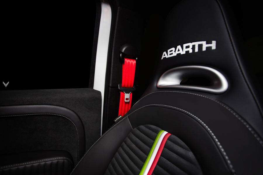 Детали интерьера Abarth 595 by Vilner 2017 года  (фото 9 из 16)